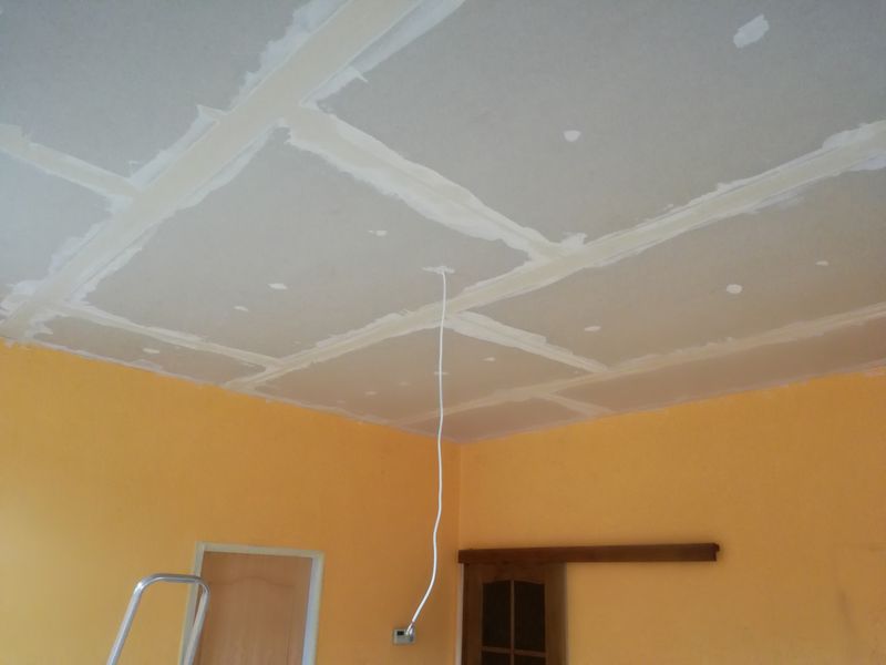 Snižování stropů sádrokartonem